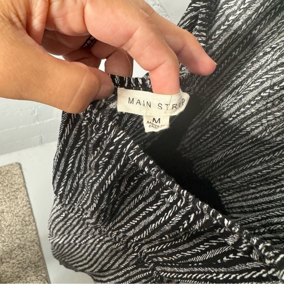 Main Strip Black & White Patterned Halter top Jumpsuit Size Medium - Picture 4 of 10